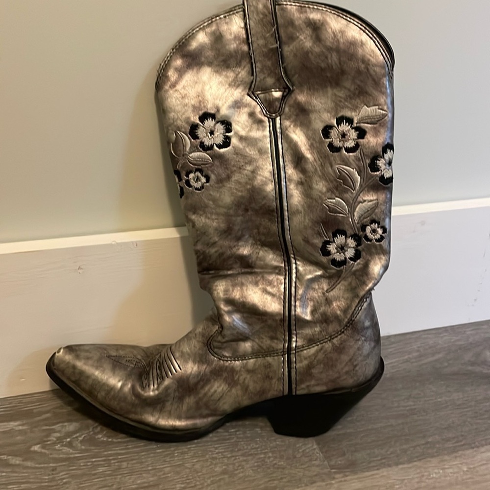 Durango silver boots with a beautiful flower design